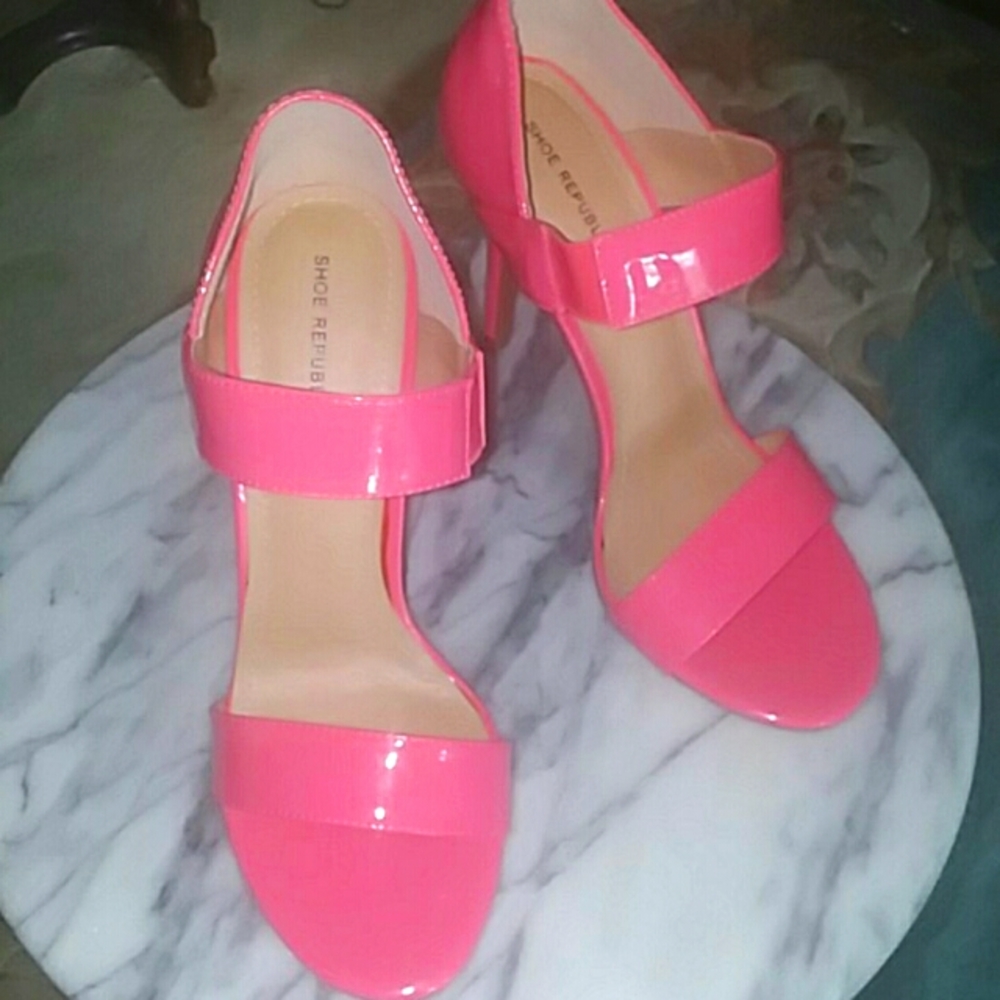 NIB! 4.2 inch Coral patent leather stiletto with 2 strap bands